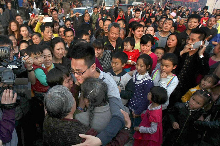 柳州4岁男孩被拐 26年后母子终团聚感动全村 
